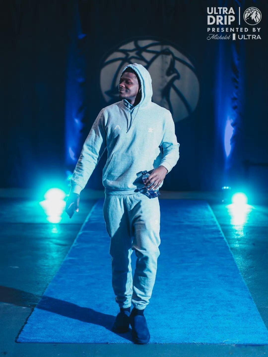 明天上午9点，在咪咕视频直播森林狼vs开拓者。爱德华兹这赛季场均29.6分，排在