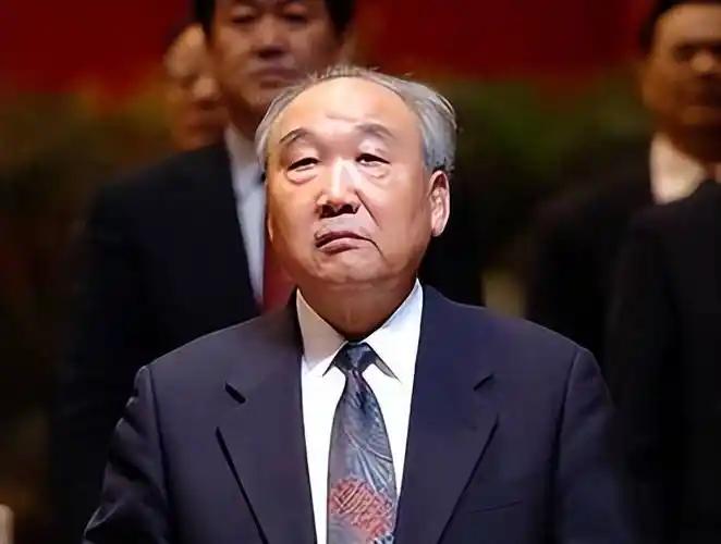 他是山东莒南人，52岁担任宁波市委书记，任内落实指示动员“宁波帮”回乡建设，推动