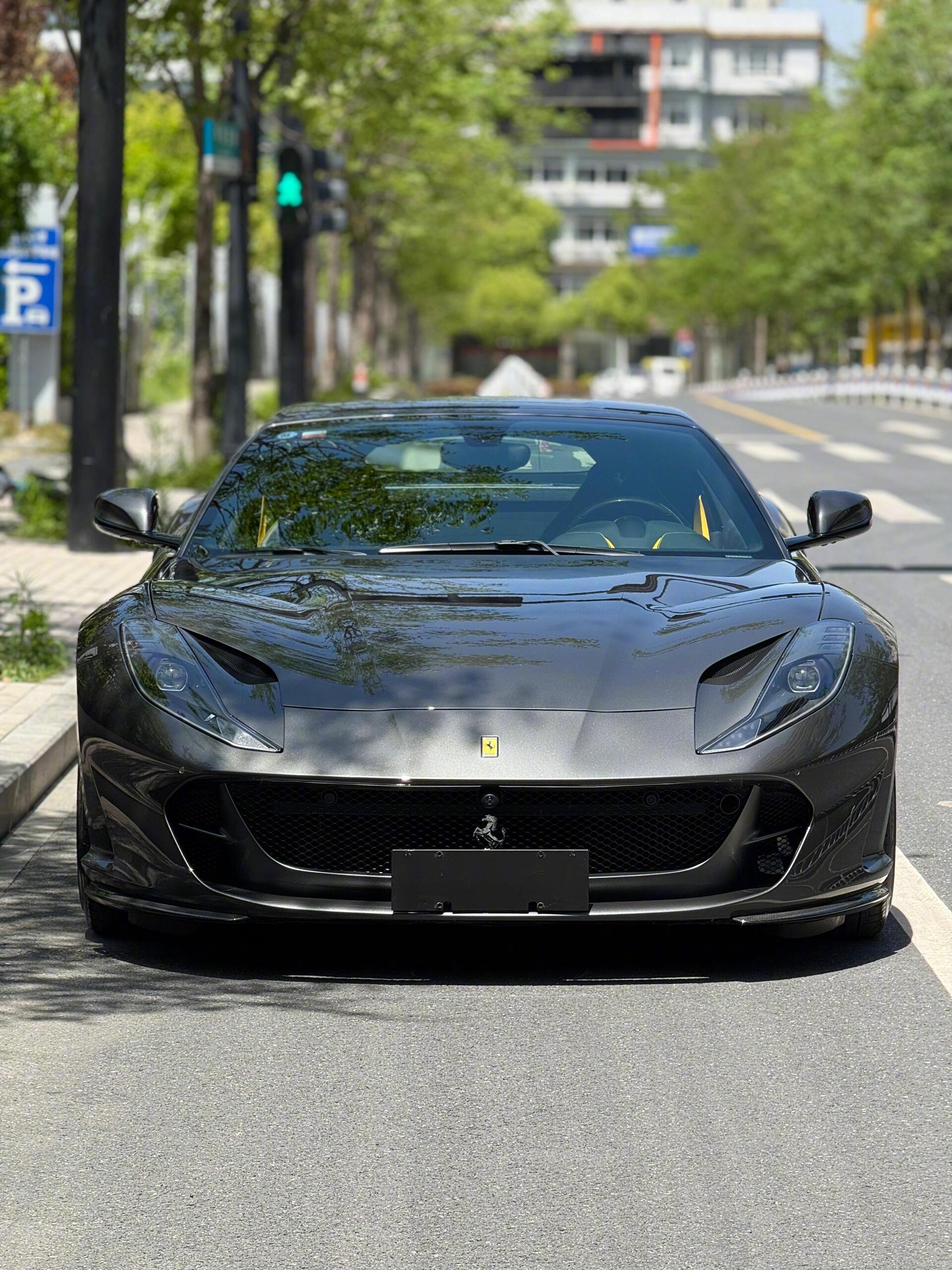 法拉利812🚗1️⃣外观：前脸采用了大尺寸进气格栅和犀利的全LED大灯，营造出