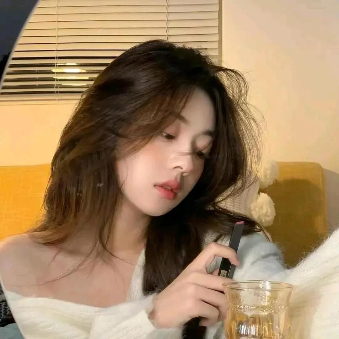 夜晚独享的慵懒时光，微醺的浪漫时刻居家微醺时光 春日微醺仪式感 闺蜜微醺时光 微