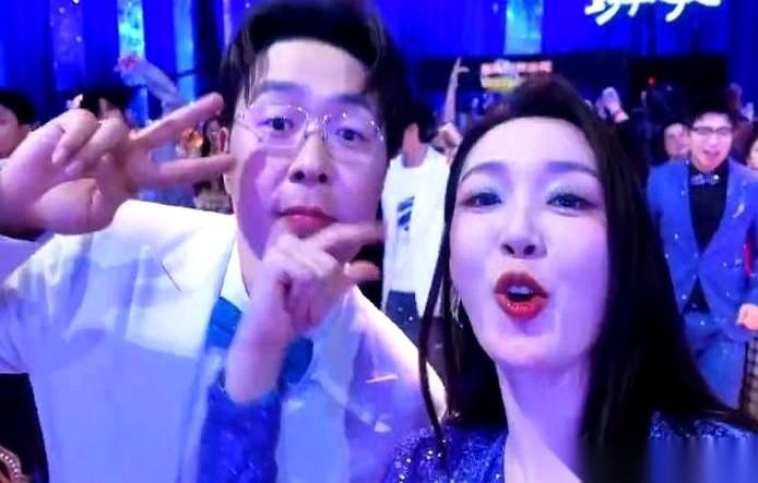 真不是我毒舌，但杜海涛在北京卫视跨年晚会上的表现，活像一个走错了片场的群演。
一