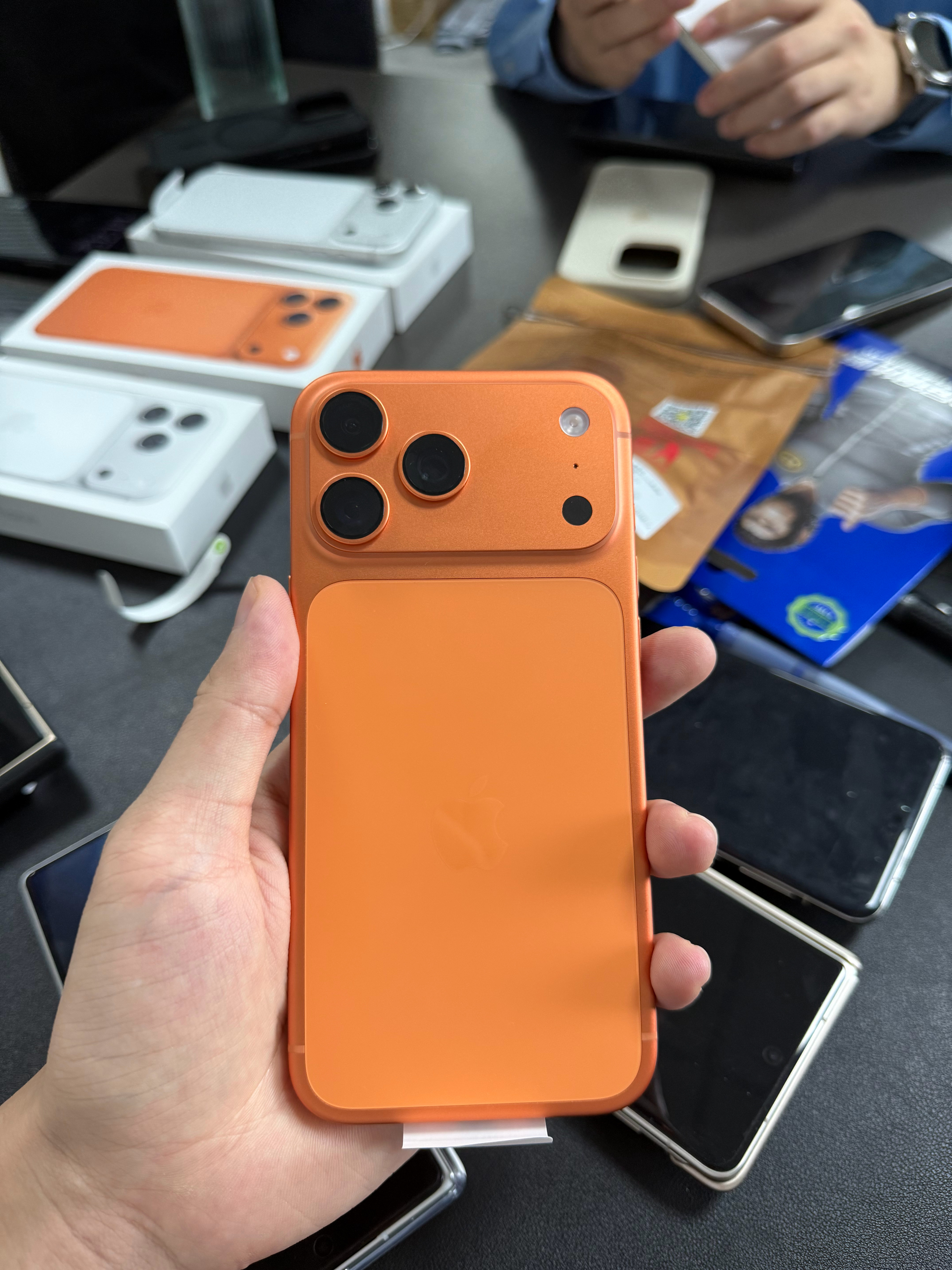 iPhone17 Pro和Pro Max卖的基本上银色，橙色，蓝色我今天还没卖过