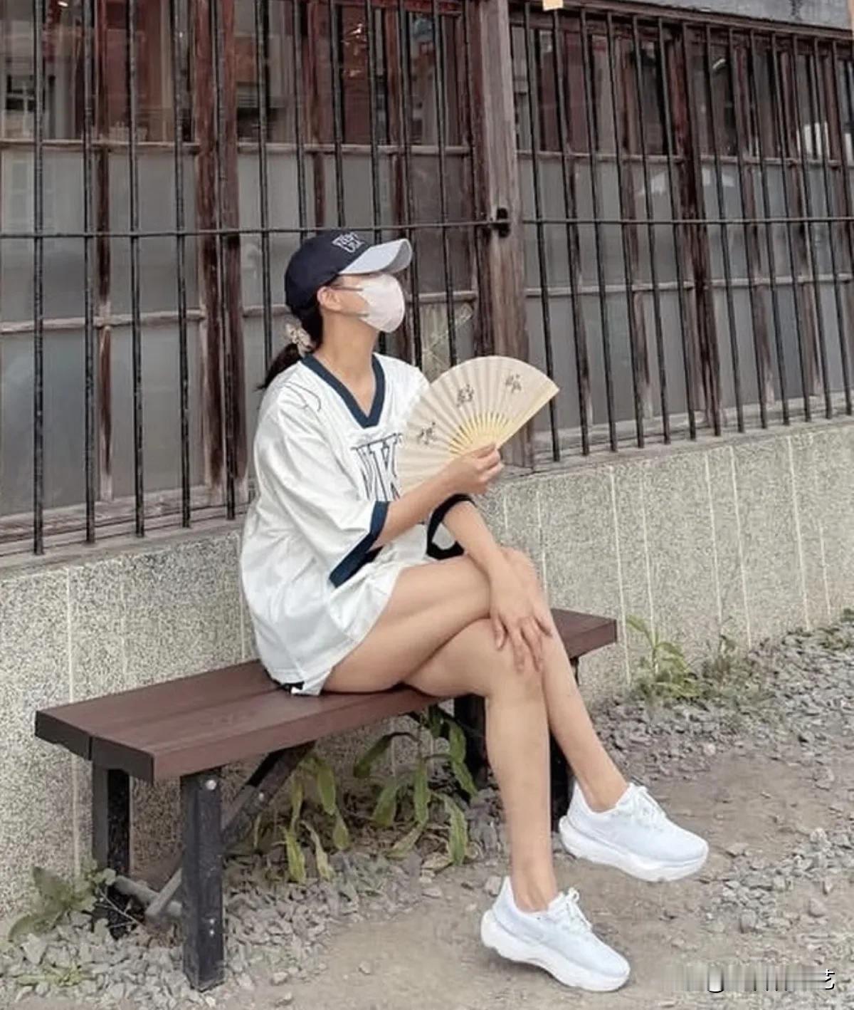 26日，演员金喜善在个人Instagram上上传了多张照片。公开的照片中，金喜善