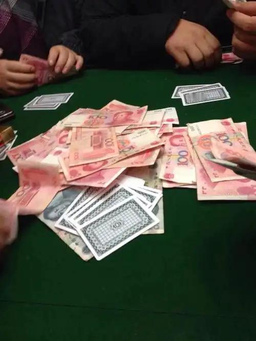 赌博危害极大，涉及生活多个方面。经济上，它如无底洞，让参与者输光积蓄、负债累累，