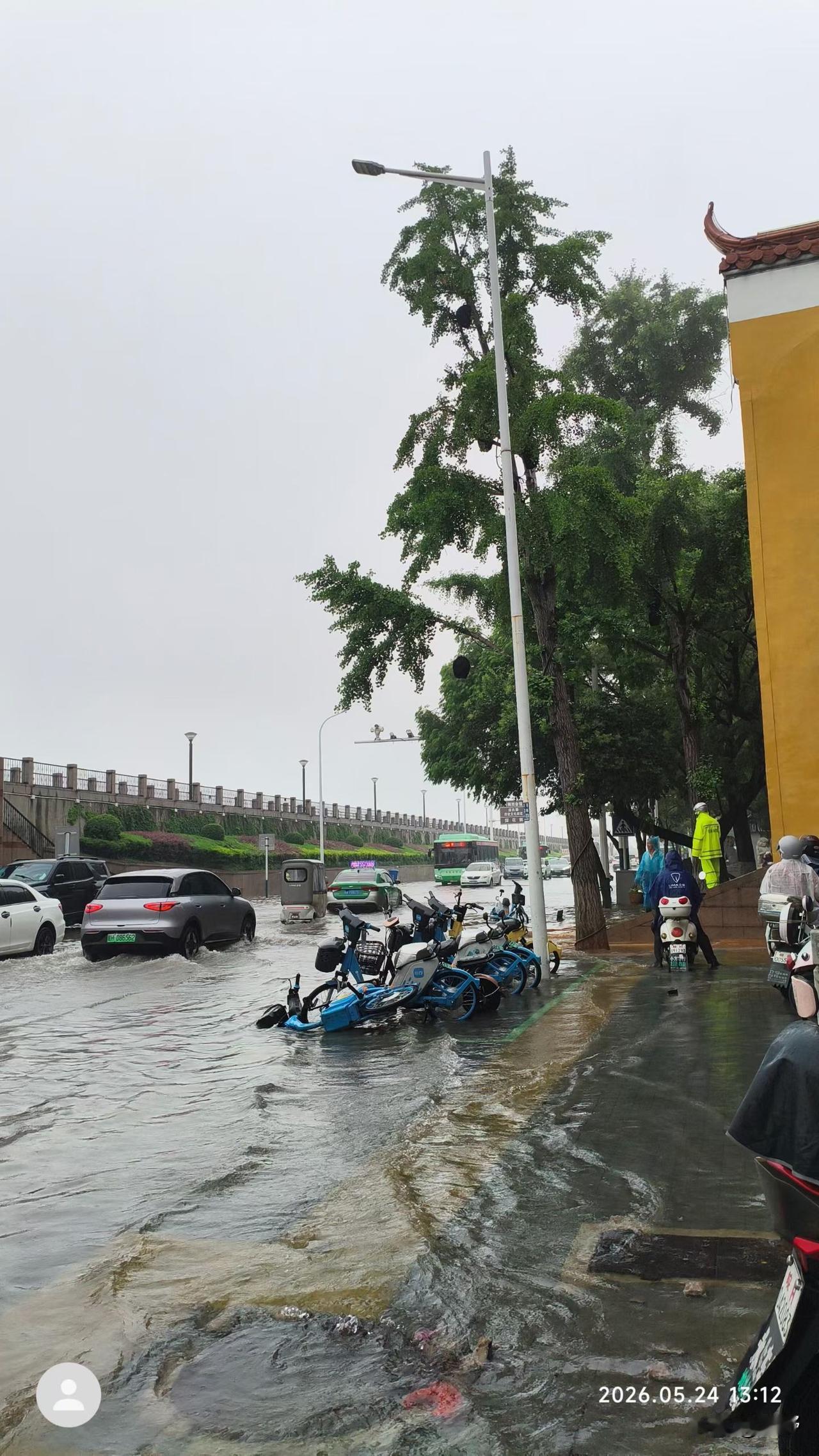 安徽各地防汛备汛一线见闻暴雨后的安庆沿江路。