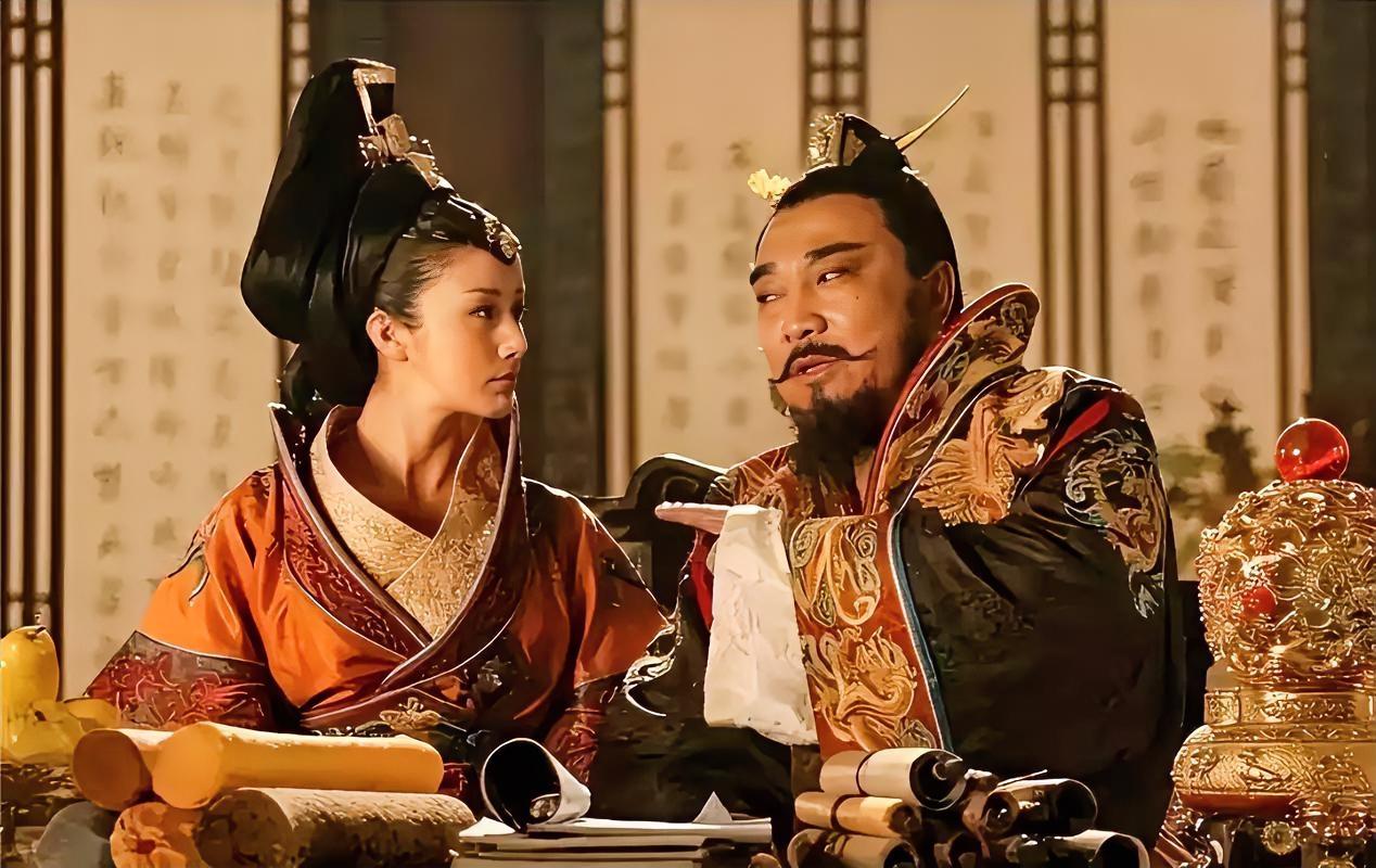 881年，朱温领兵闯入后宫，见1美人正想投井。他一把将她搂入怀中，追问她是何人。