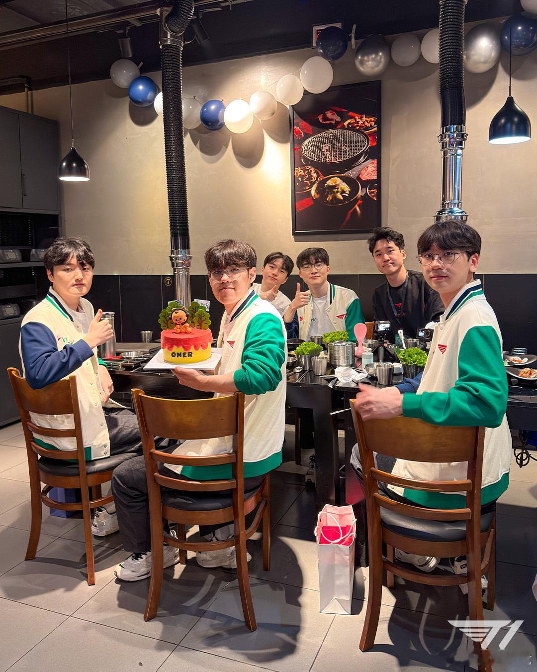 新的合照✨是Happy ‘Oner’ Day呢🐯t1官宣与oner续约至202