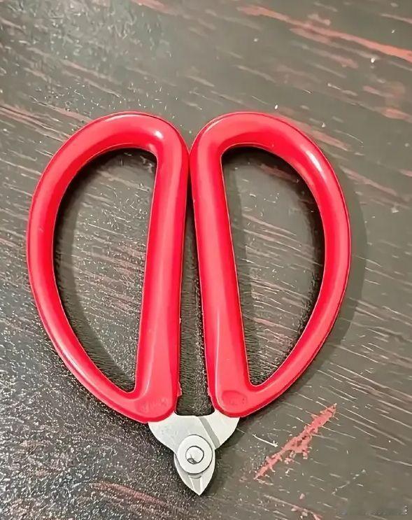 今天买了一把剪刀✂️，但是脑海为什么第一时间浮现了一个人影？你第一时间想到谁了？