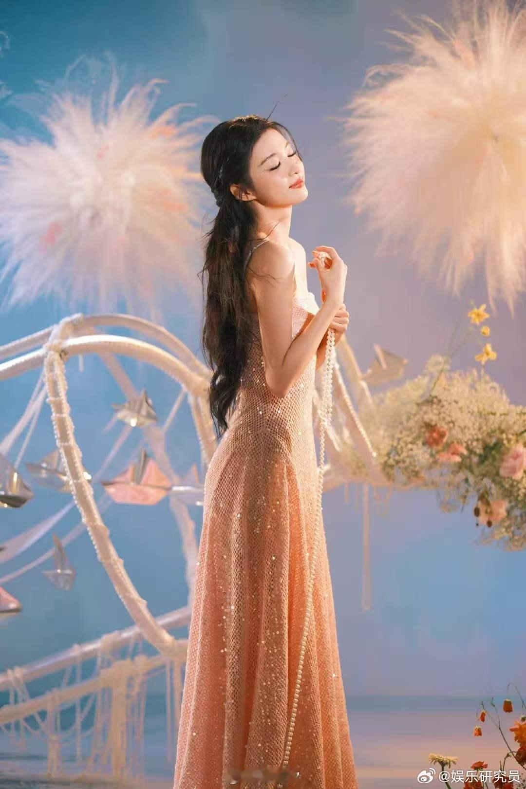 王楚然手捧珍珠船  清冷破碎感拉满！王楚然手捧珍珠船，眼神干净澄澈，像是从童话里