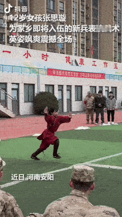 🌙“这名小女孩火上人民日报啦！”河南安阳新兵欢送现场，一名小女孩身着红色练功服