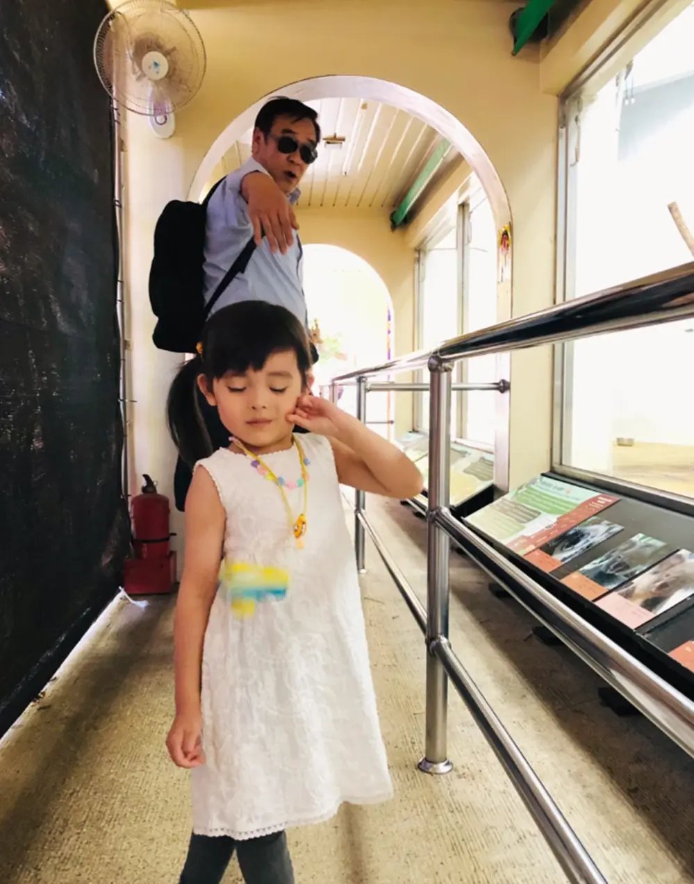尔冬升父亲节带娃，父女相差61岁，圈外女友露面长相一般但气质不错！看他宠女儿的眼