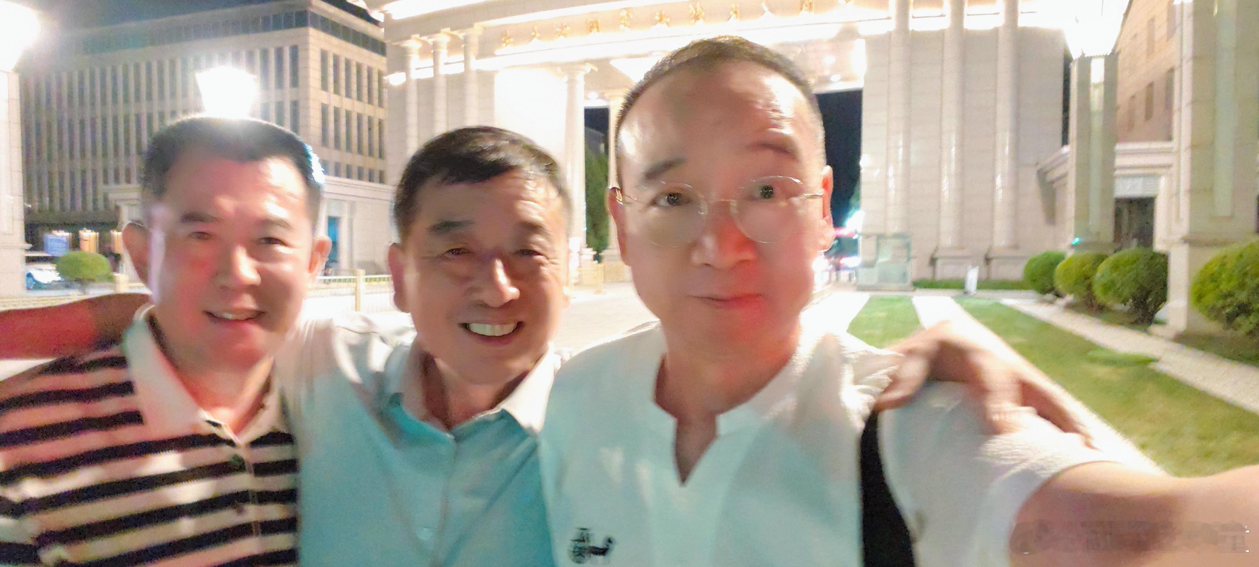 今晚，四十年前的学生及其夫人一起送儿子来京读研，这样的家长还多吗？另一位四十年前