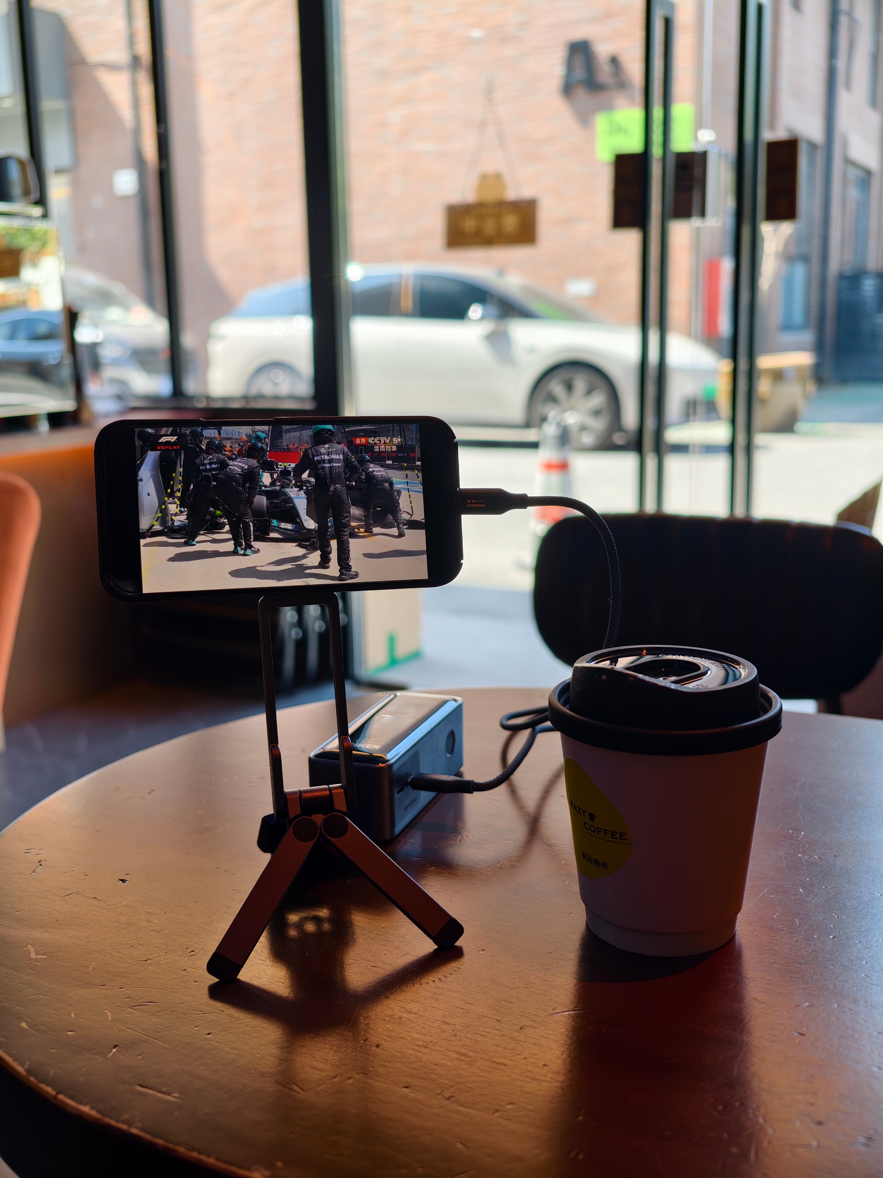 今年起步本来就乱，还有安全车和进站。今天冲刺赛的元素非常丰富啊 