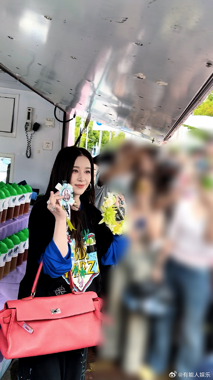 阚清子请粉丝喝柠檬茶 粉丝专程奔赴现场为她加油，她备好饮品温柔相见，双向惦记才是
