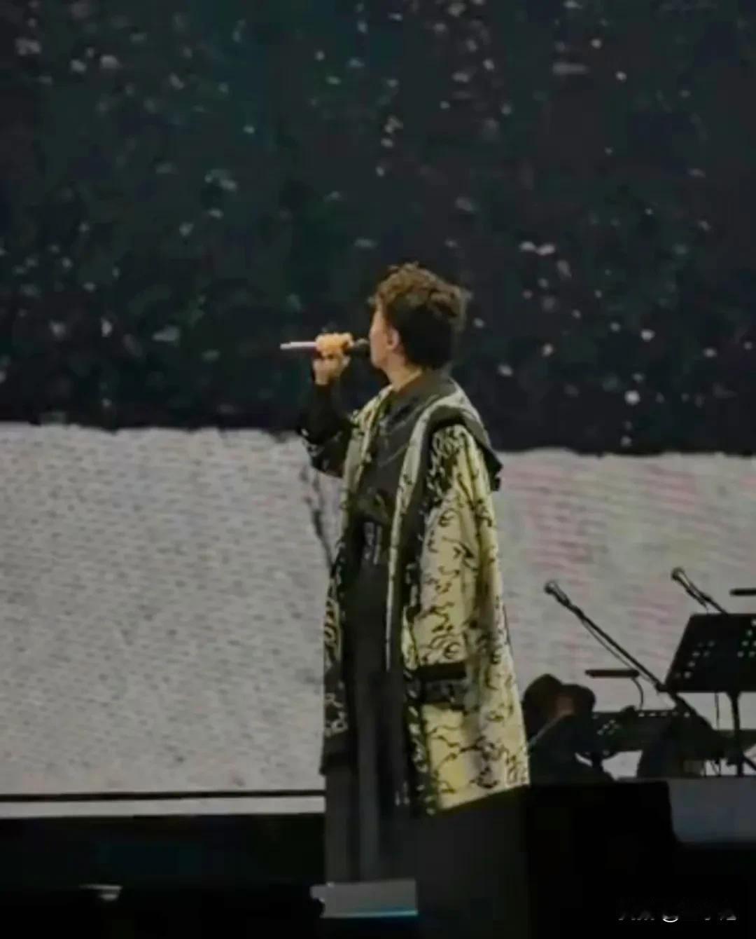 陈奕迅还是个性情中人，不爽就直接表达出来。
4月6日，陈奕迅南京演唱会，他看到有