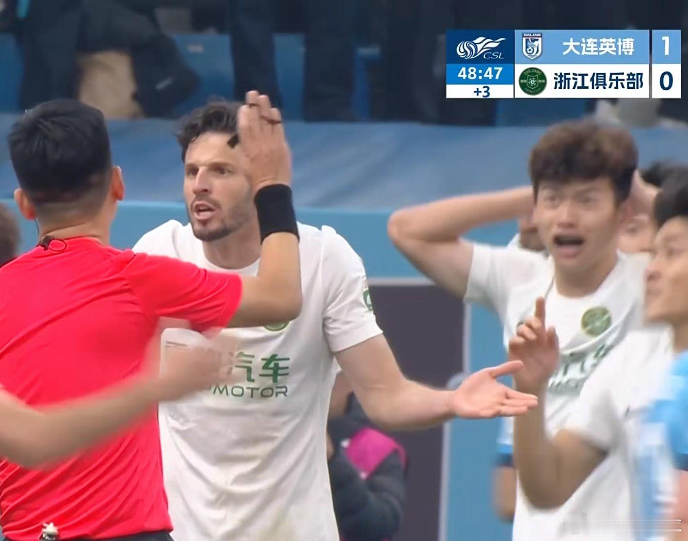 上半场结束，大连英博1比0领先浙江队。虽然大连英博也缺兵少将，但少了米特里策对浙