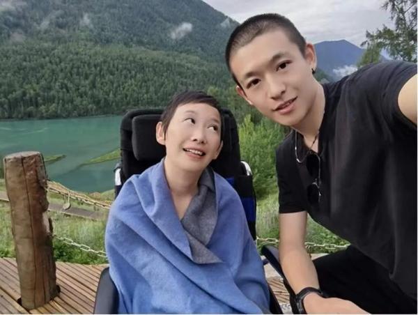渐冻症妈妈刘文燕离世，儿子带她自驾12年

最让人难受的不是她走了，是这十二年她