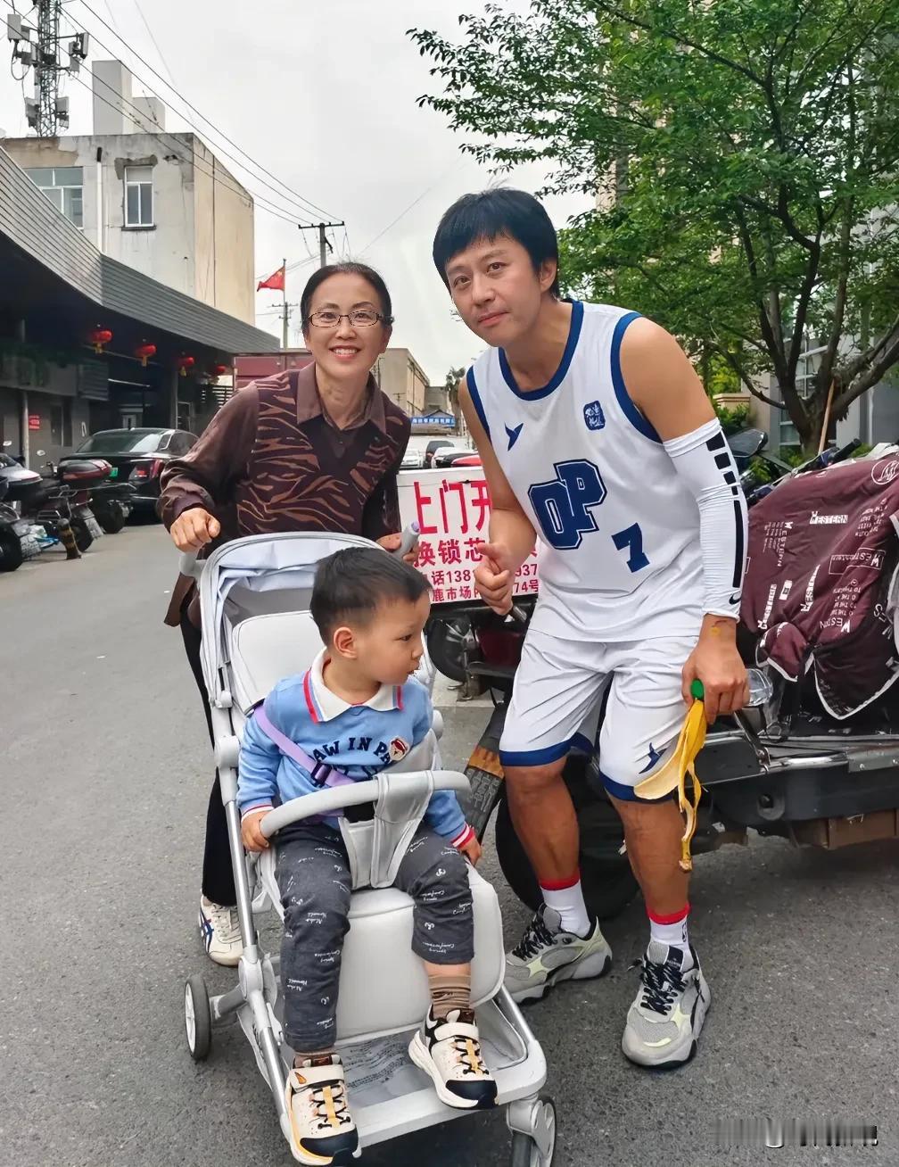 46岁男星邓超的最近状态！
近日，上海一网友推孙子上街，意外偶遇到正要去打篮球的