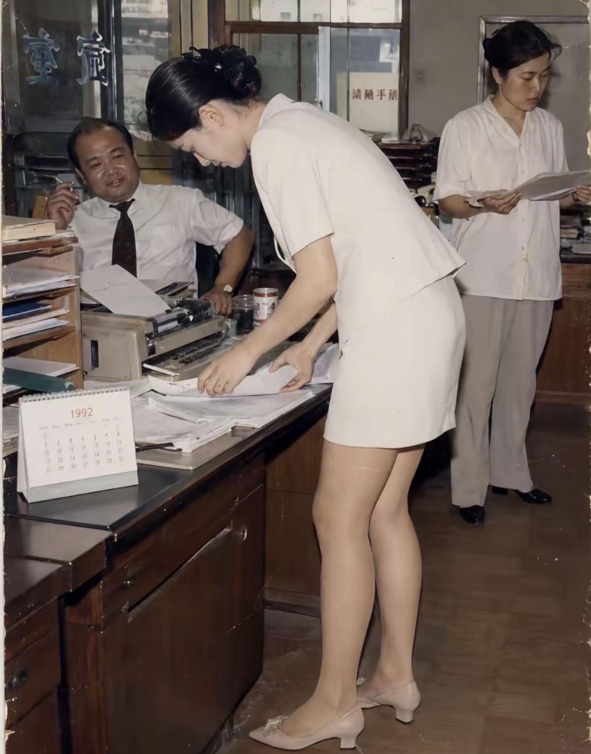 凭借AI让老照片更清晰了，果然不管什么年代，男人都爱看美女[呲牙]