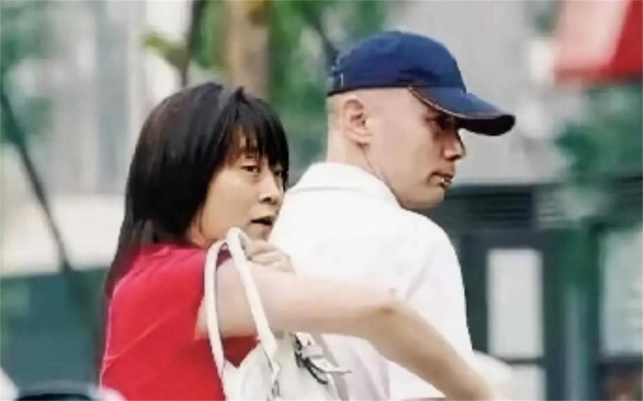 1995年，葛优拍戏赚了350万，把钱全部交给了妻子贺聪。谁知贺聪转身就在北京买