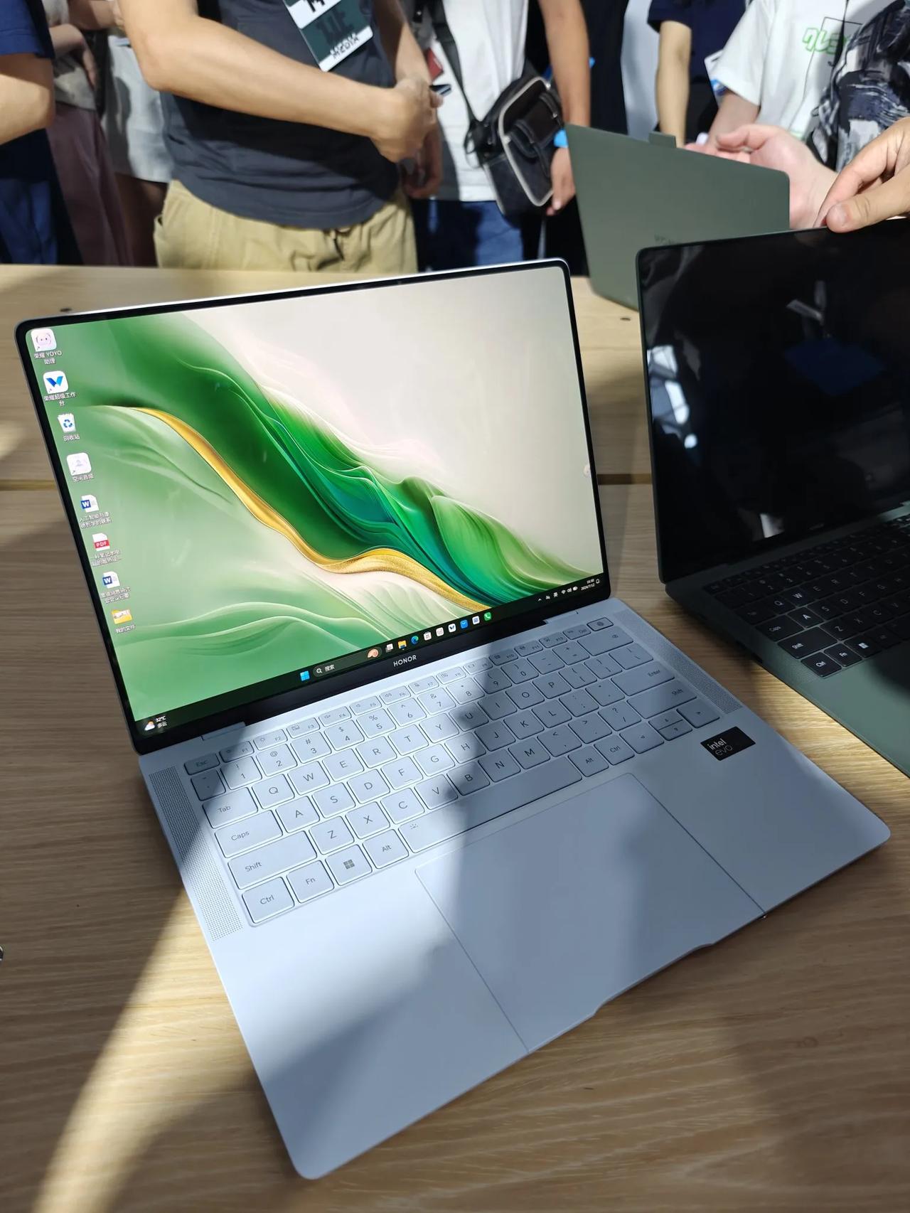 荣耀MagicBook Art 14笔记本实拍图，颜值非常棒，正面是一块高素质触