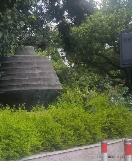 这次张雪团队被偷，看着离谱其实很典型：人多、网红团、停车吃饭没人守车，盗贼专挑这