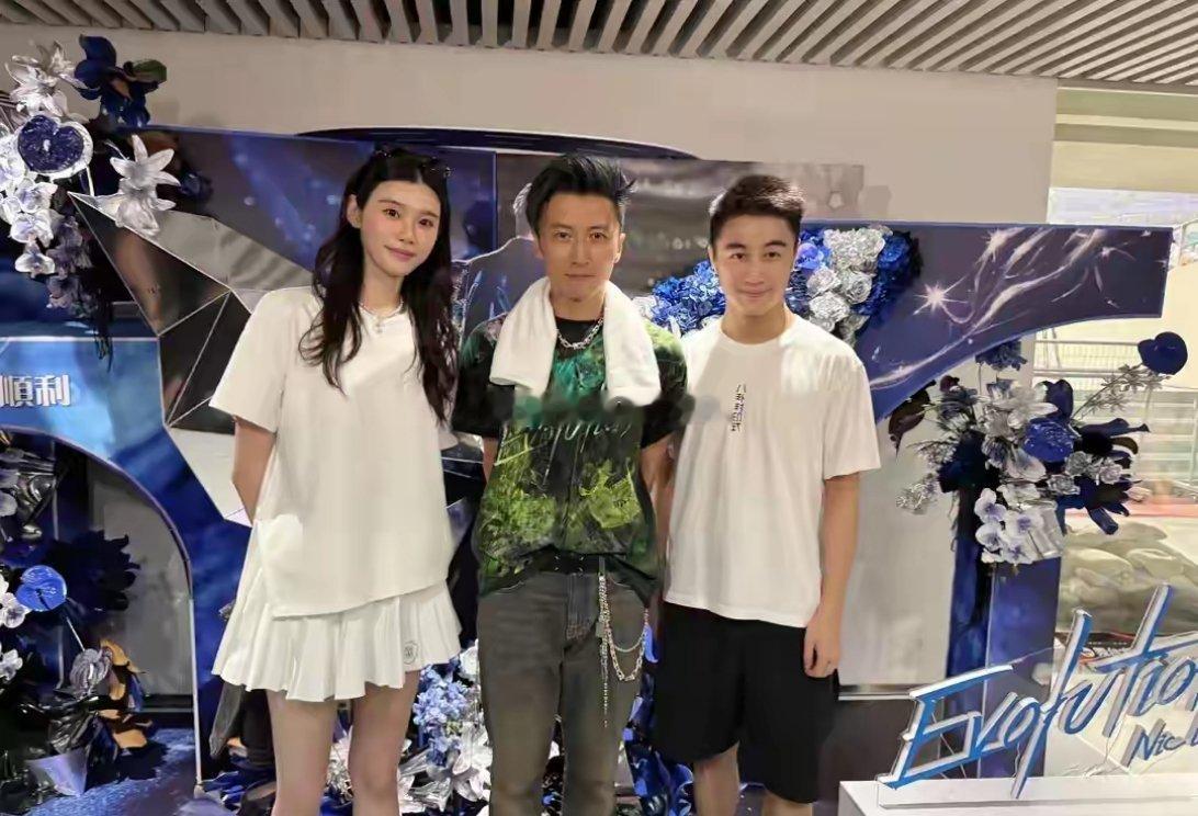 奚梦瑶何猷君现身谢霆锋杭州演唱会，奚梦瑶穿百褶裙又高又瘦好美 ​​​