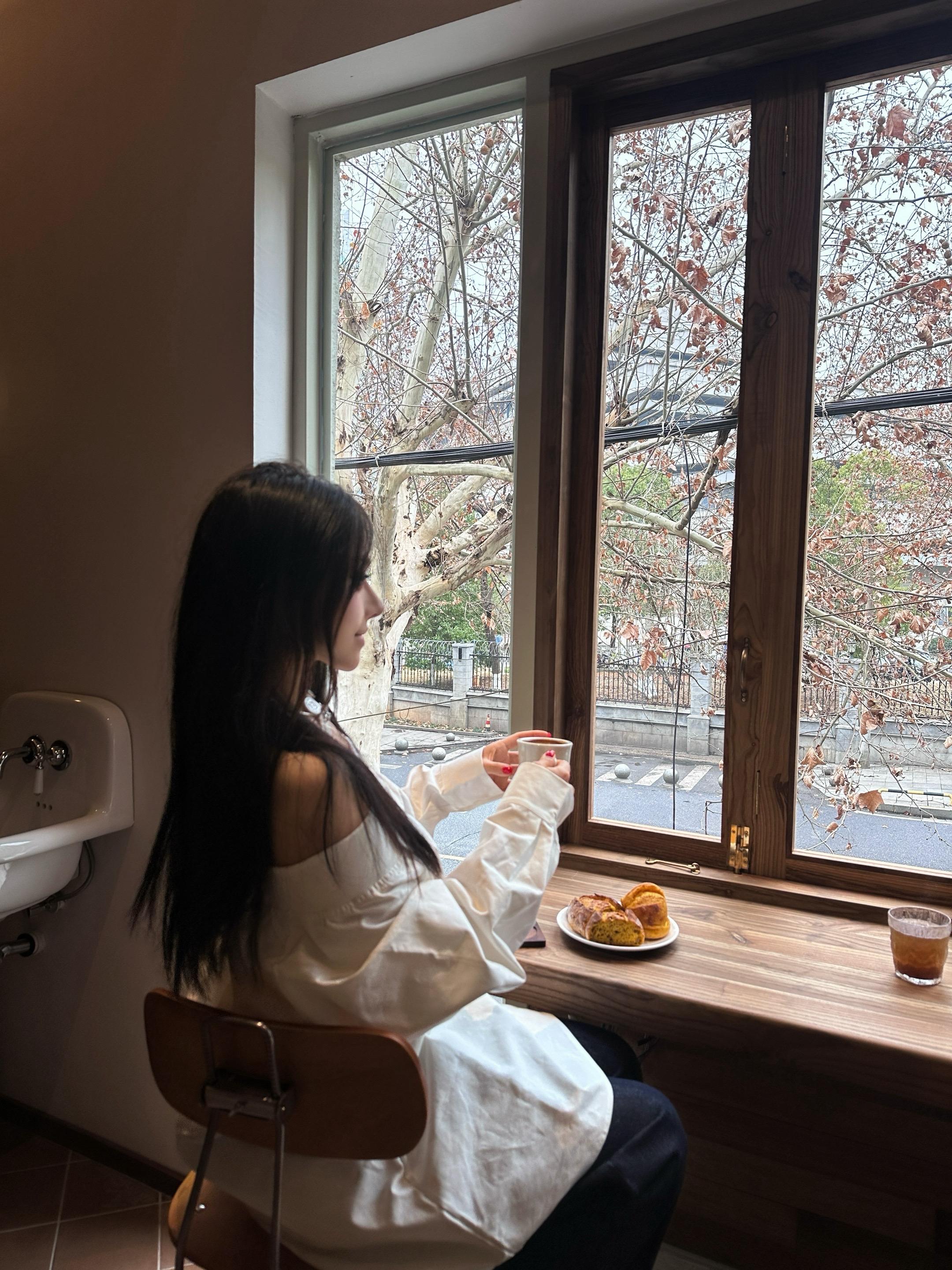 我闷闷的 像永远活在阴天。