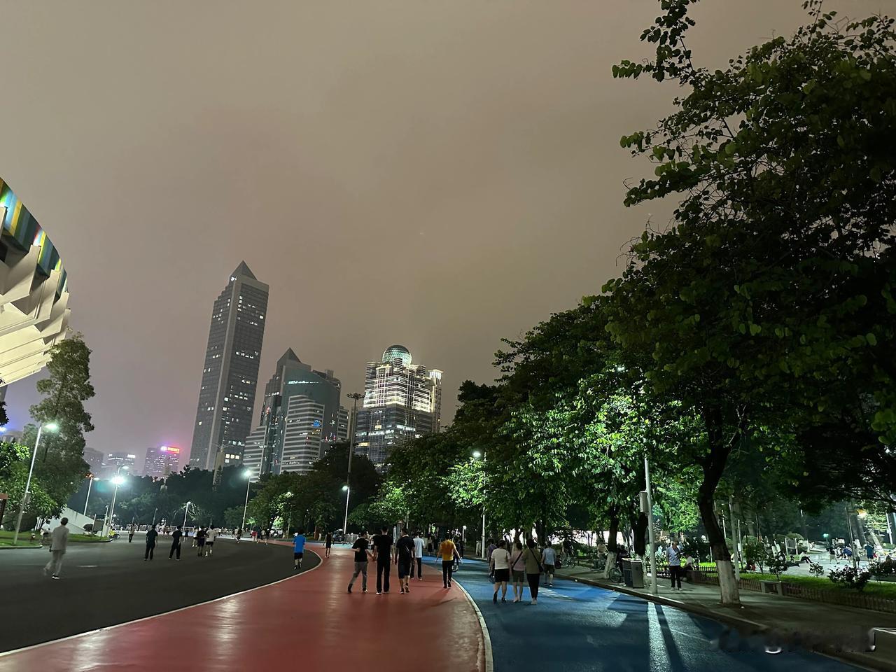 在广州天河体育中心用尽洪荒之力，12公里又跑进60分钟了，到家洗完澡舒舒服服躺下