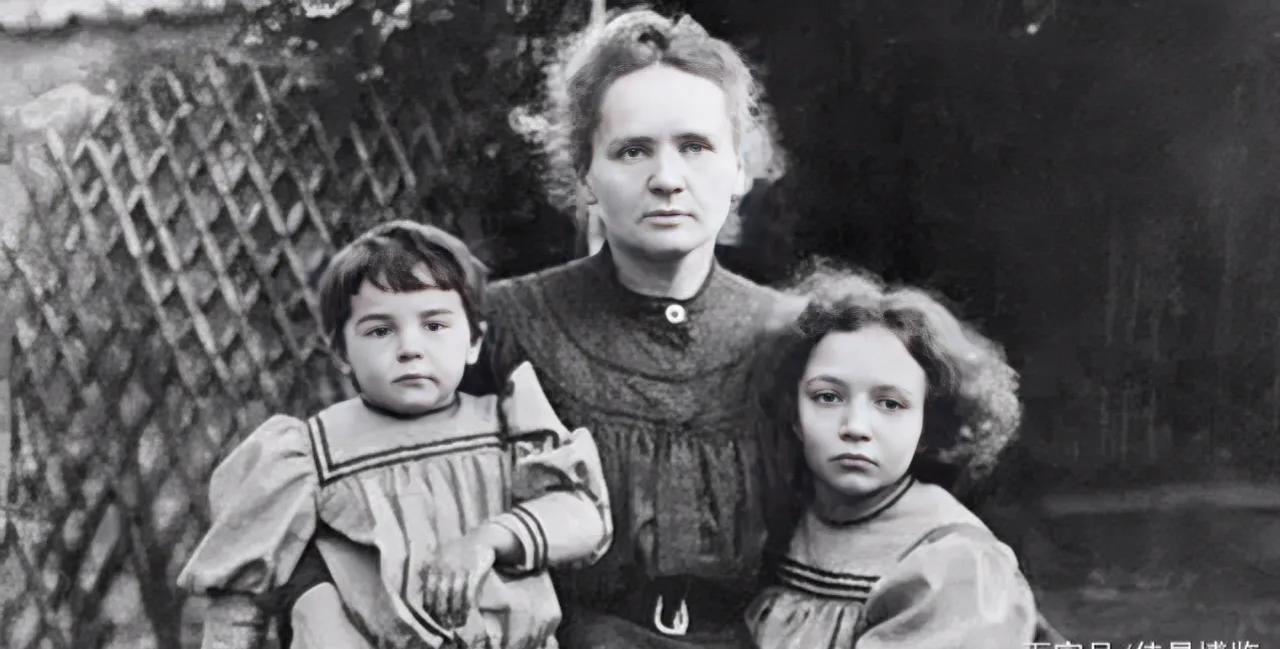 1910年，44岁的居里夫人起床去上课，学生朗之万一把搂住她：“5年了，我不想再