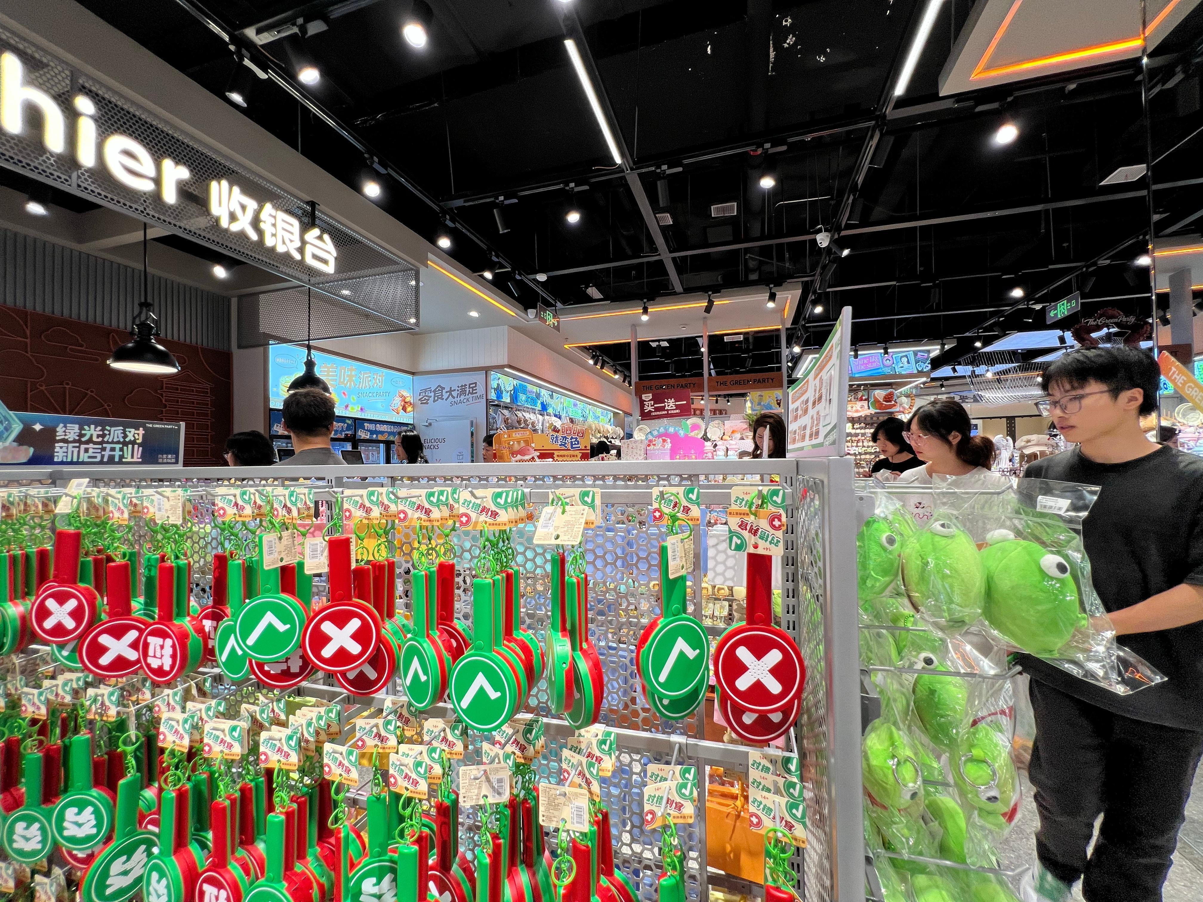 逛到一家潮玩集合店，各式新奇小摆件很有意思，尤其是这组对错拍板，趣味十足。店里客