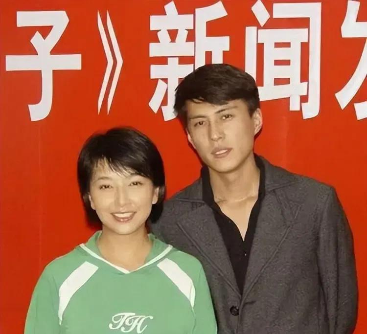 靳东和江珊拍过一部剧叫《悲情母子》，真难想象，戏中两人扮演母子。那时，靳东又瘦又
