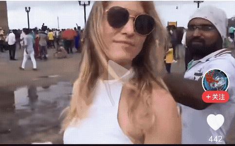 看到这个，就知道为什么单身女性不建议一个人在印度街头旅游了。

一名身材火辣的金