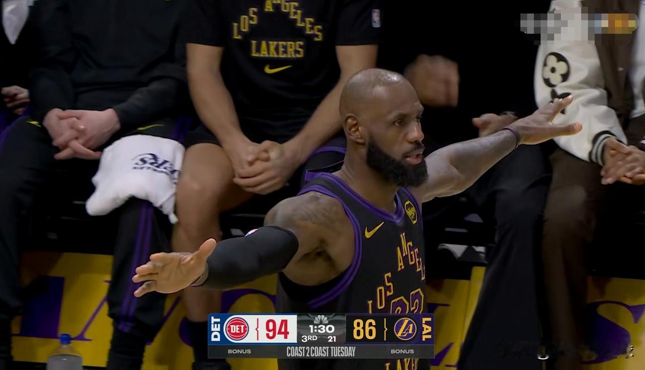 湖人巨星詹姆斯的防守积极性真是太强了！在今天进行的湖人和活塞的比赛中，当时比赛进