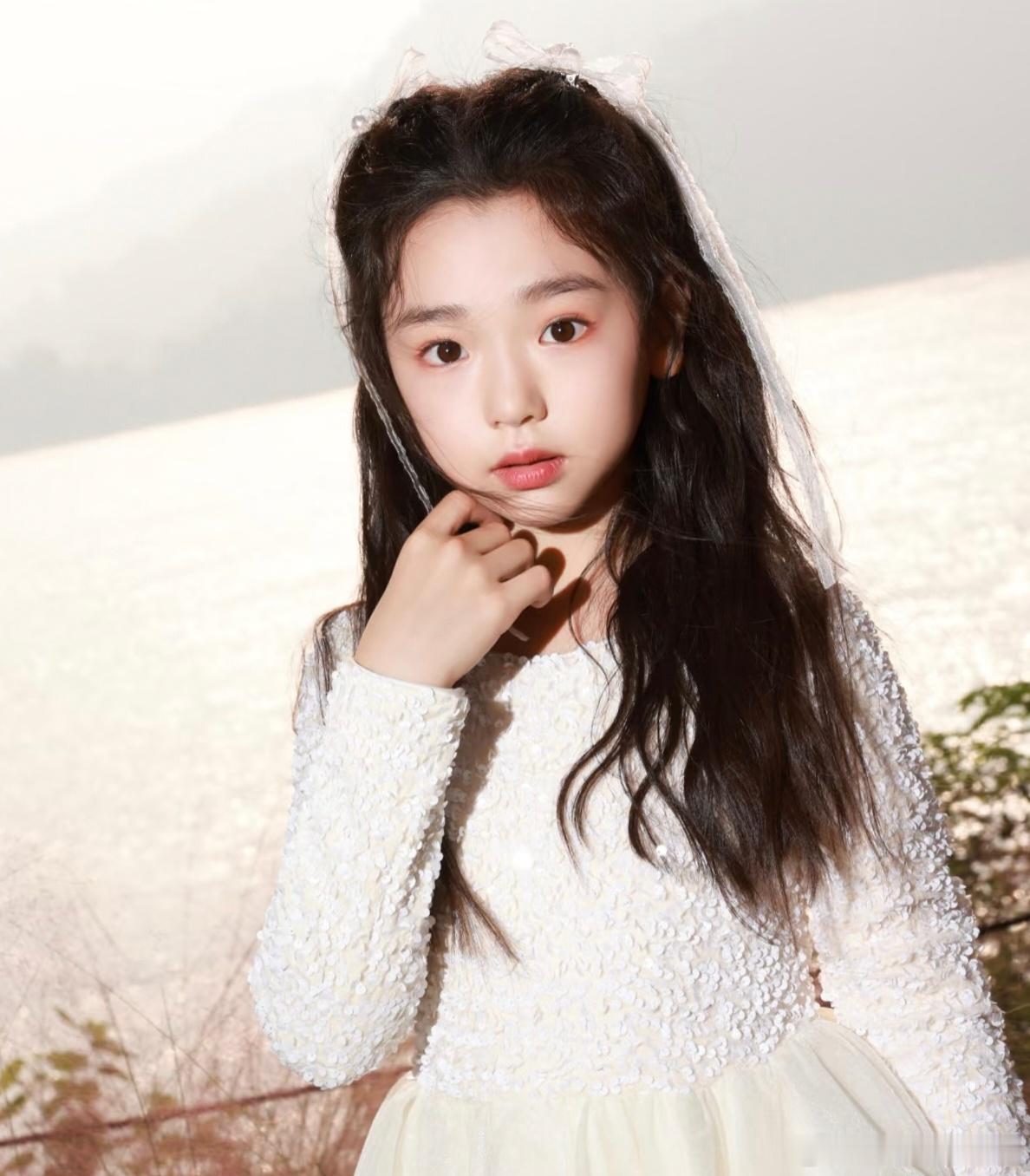 董璇女儿小酒窝好有明星范，感觉天生就适合吃这碗饭啊 