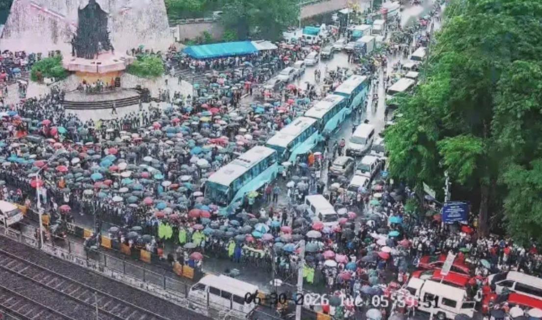 马尼拉大街被一万多号人堵得水泄不通，小马科斯直接吓得躲在总统府里头不敢出门，原定