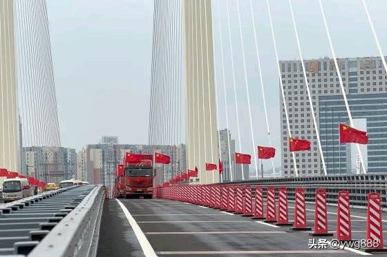 中国丹东——周四，中朝两国正式开放了双方最重要的陆路边境口岸，旨在重振多年来因疫