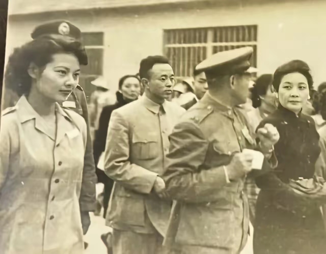1949年12月陪同宋美龄视察“女青年工作大队”，“女青队”成立于1949年3月