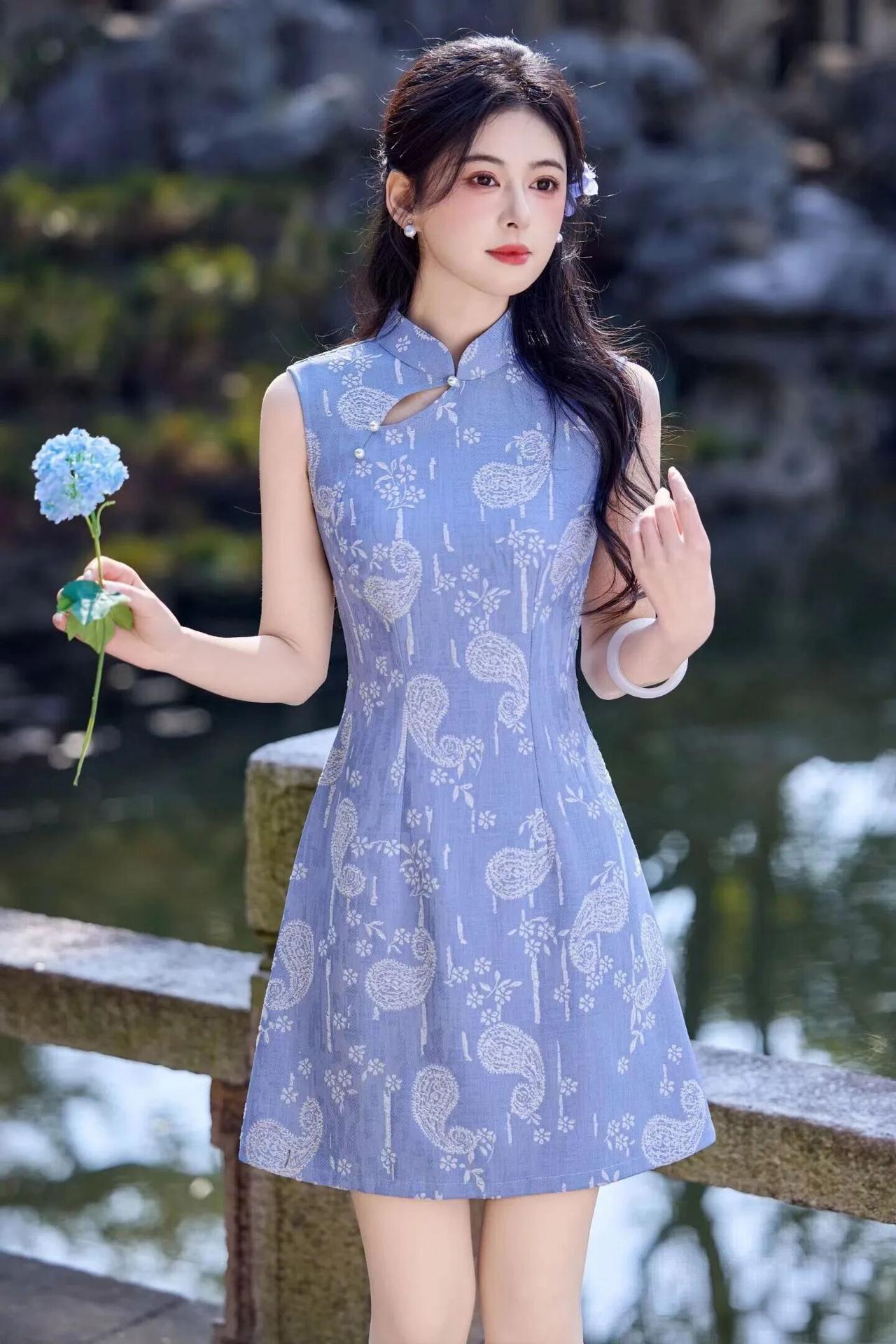 温婉灵动的江南美人，一头温柔黑长卷发，侧边点缀淡蓝花朵发饰，眉眼精致柔和，红唇清