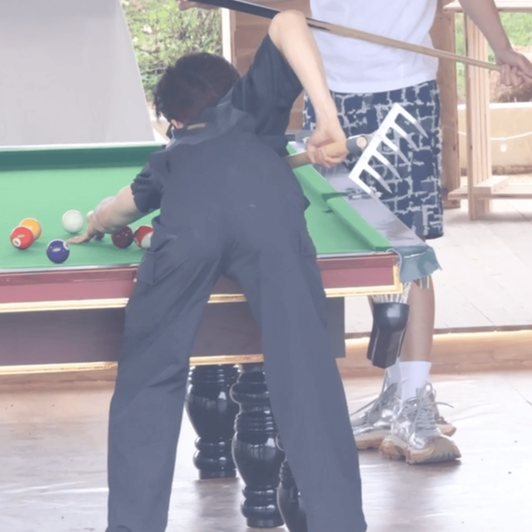 #王星越打台球VS孟晓东打台球#乍一看，擦巧粉、西装裤配黑T，小墨镜一戴，孟晓东