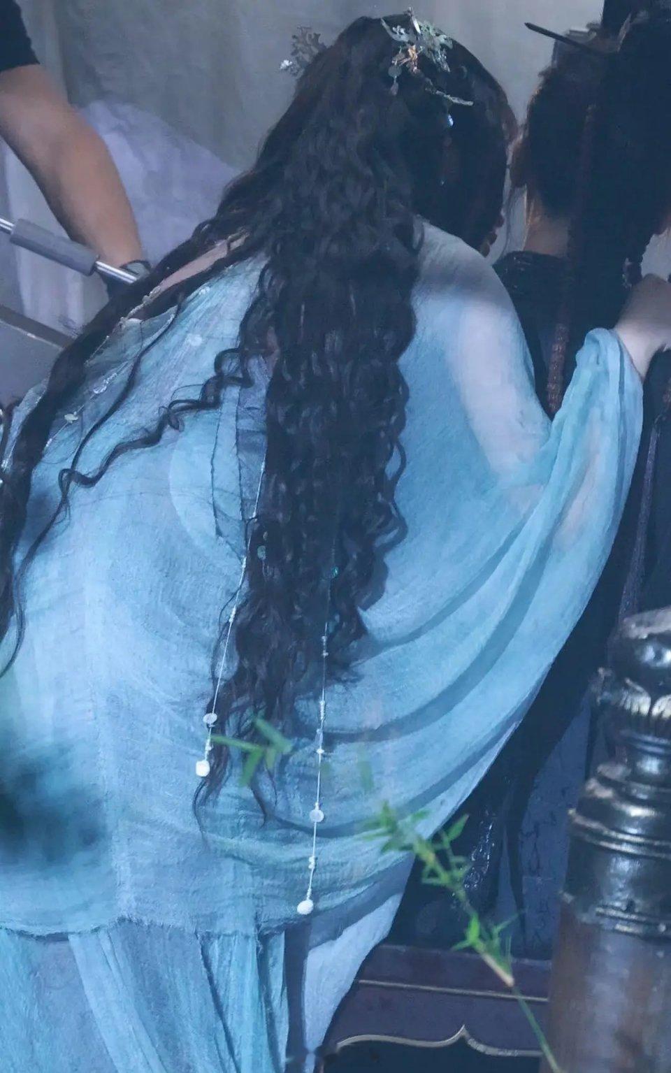 虞书欣天天在这剧组骚扰侯明昊，内娱最敬业的男明星