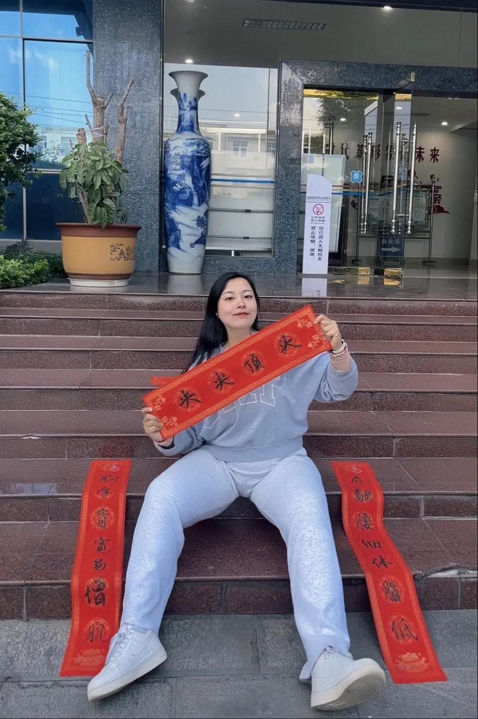 我们单位同事阿叔给我写的，他内心肯定想着：不理解，但尊重。 