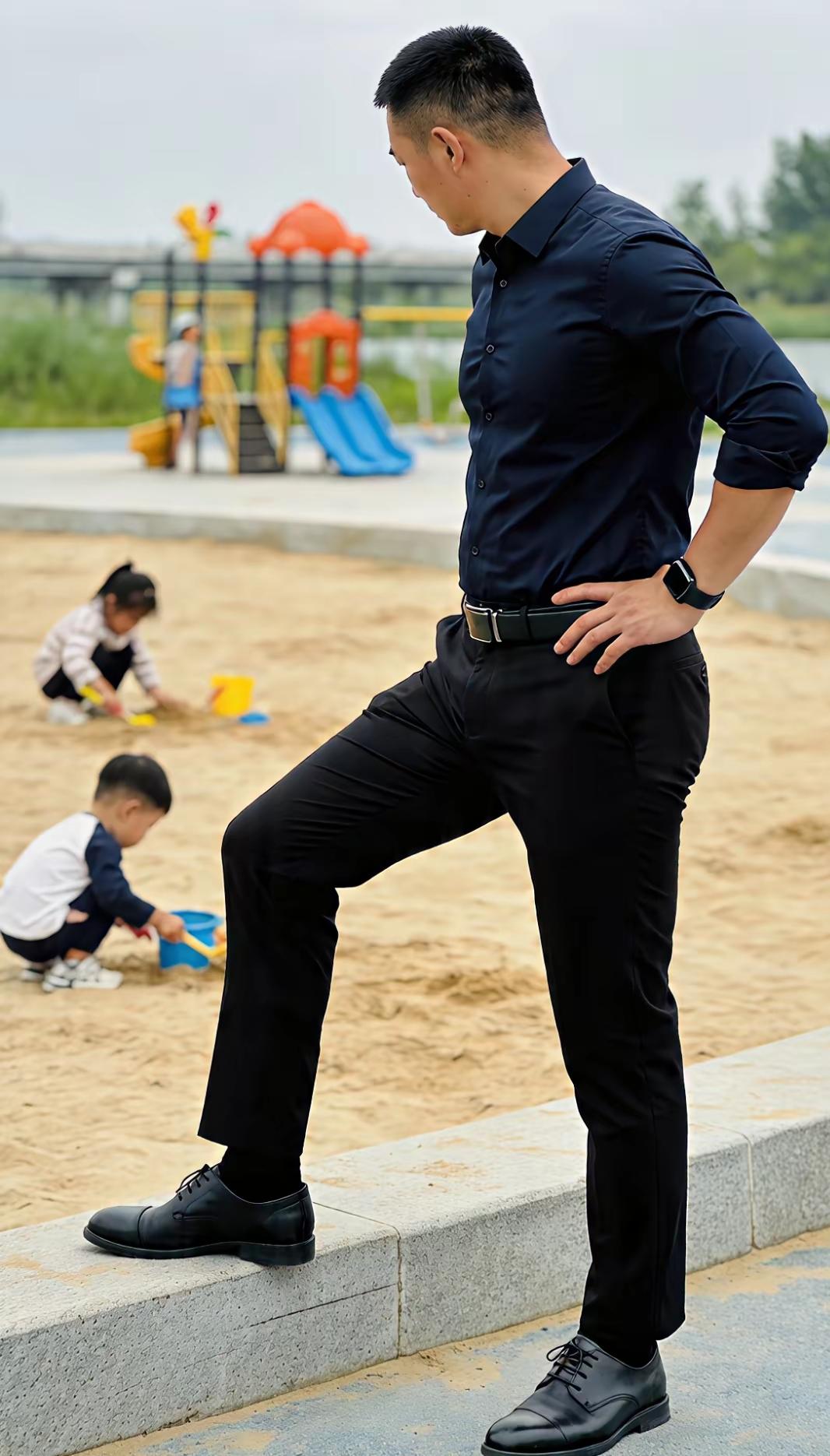 你猜这是爷爷在看守孙子还是爸爸在看守儿子？你能看出来图片上的这位的年纪有多大吗？