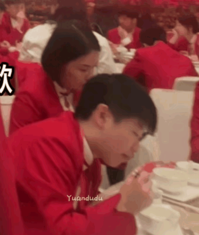 欢迎晚宴上捕捉一只努力干饭的莎莎
莎莎的嘴像小仓鼠一样一直在动
筷子却没有动一下