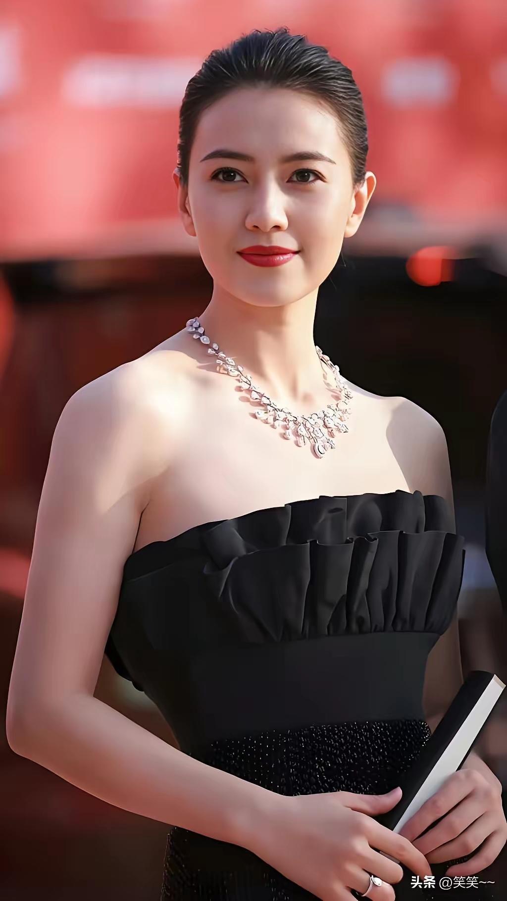 高，贾两大美女颜值都很高！
名副其实的存在！
高圆圆体态厚实，长相大气較贾是更胜