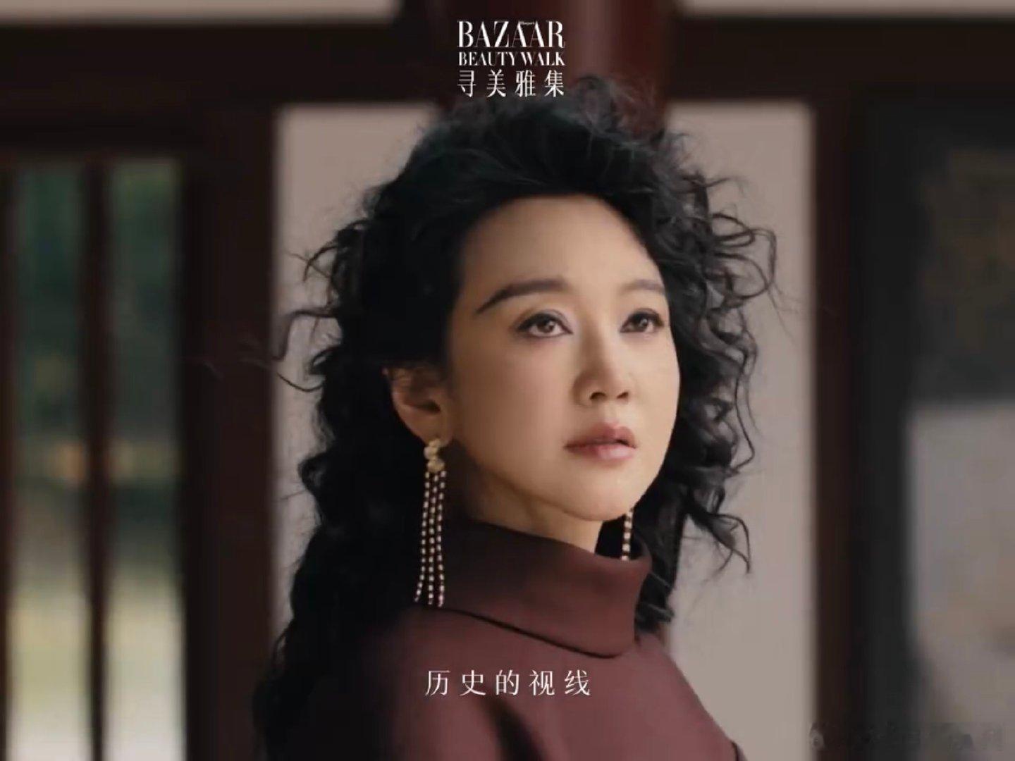 闫妮流苏抹胸闫妮鎏金流苏裙绒面雕花缀满匠心，流苏摇曳自带韵律，闫妮把复古油画里的