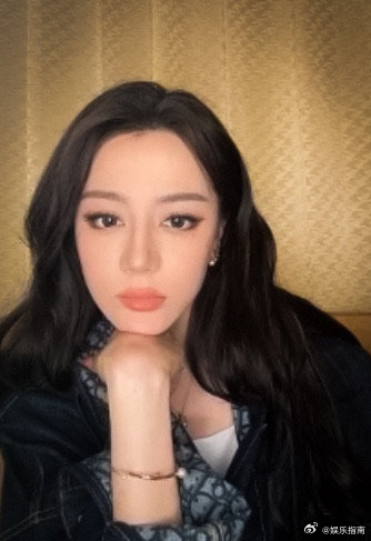 谁懂迪丽热巴今天美式风格妆容的御姐感，非常适合她，太美了！ 