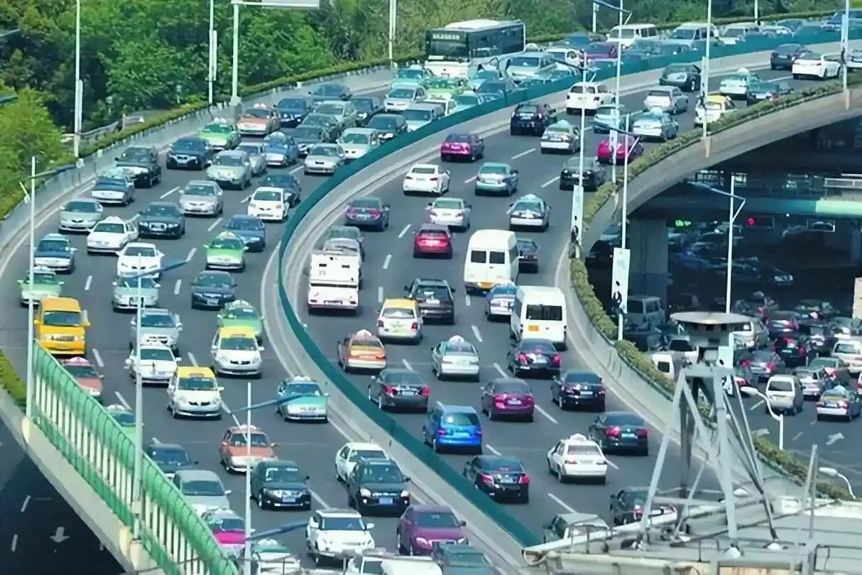 车市炸弹来了！350万辆库存压顶创两年新高 ，车企却还在疯狂踩油门：前4个月产量