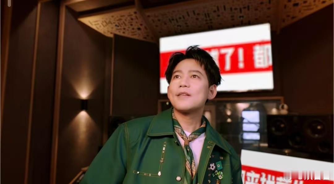 苏醒天天喊再就业真的显化了 以前总调侃他“无业游民”，现在看他忙得脚不沾地。这种