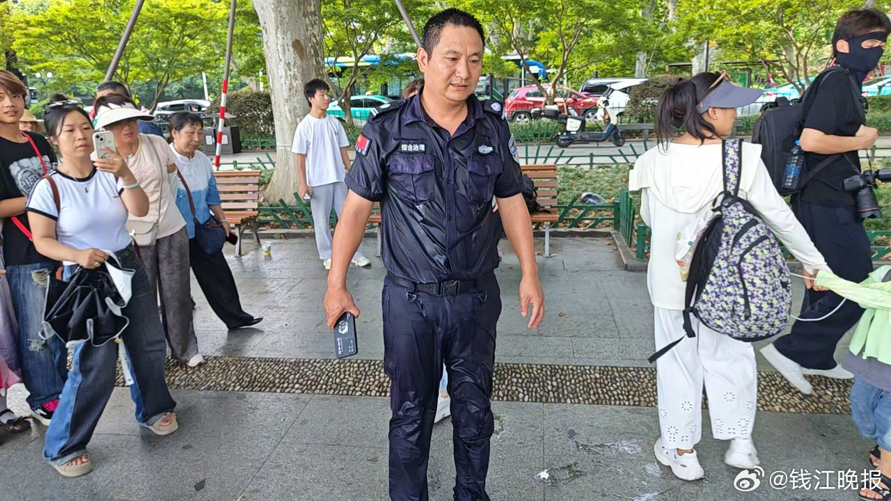 #掉进西湖的小孩被保安稳稳托起# “有人落水了！”8月2日下午3点45分左右，杭
